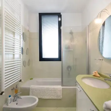 Easy Con Parcheggio Gratuito Collegamento Con La Svizzera *