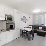 Easy Con Parcheggio Gratuito Collegamento Con La Svizzera アパート *