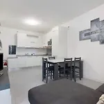 Easy Con Parcheggio Gratuito Collegamento Con La Svizzera *