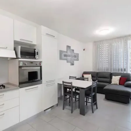 Easy Con Parcheggio Gratuito Collegamento Con La Svizzera 아파트 *