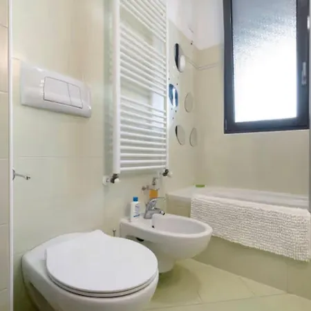 Easy Con Parcheggio Gratuito Collegamento Con La Svizzera Appartamento