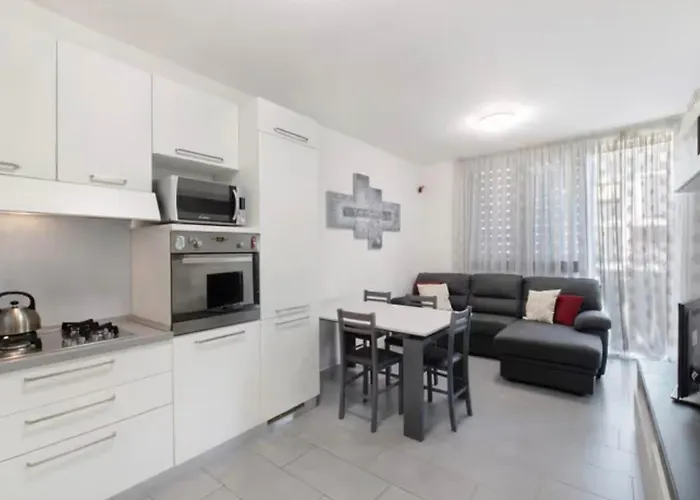 Easy Con Parcheggio Gratuito Collegamento Con La Svizzera 아파트 *