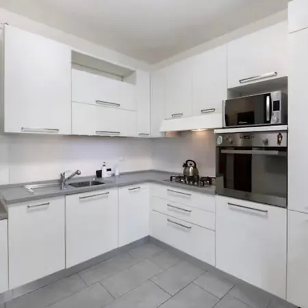 Easy Con Parcheggio Gratuito Collegamento Con La Svizzera アパート