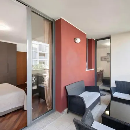 Easy Con Parcheggio Gratuito Collegamento Con La Svizzera